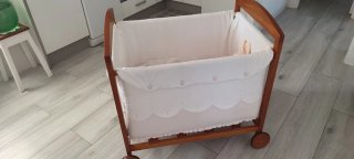 Mini cuna de madera con ruedas