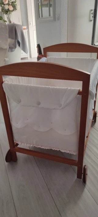 Mini cuna de madera con ruedas