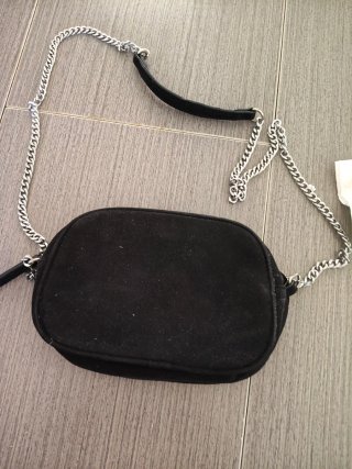 Bolso pequeño negro con cadena
