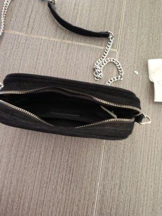 Bolso pequeño negro con cadena