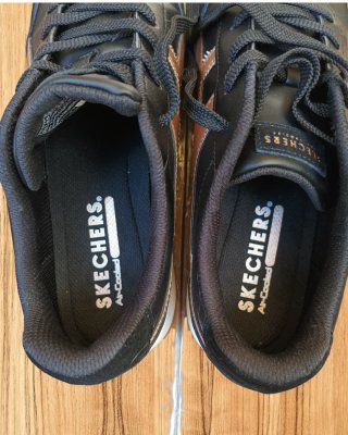 Zapatillas Skechers Negras y Doradas