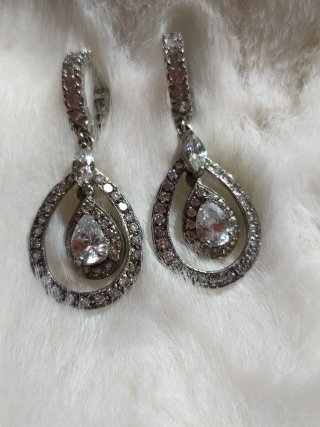 Pendientes estilo antiguo con circonitas