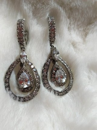 Pendientes estilo antiguo con circonitas