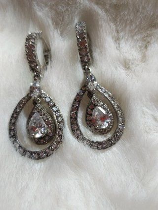 Pendientes estilo antiguo con circonitas