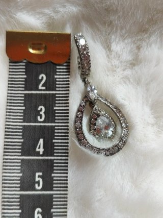 Pendientes estilo antiguo con circonitas