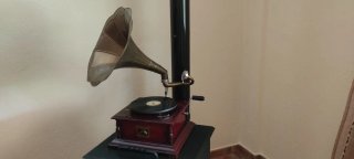 Gramola Antigua Madera y Metal