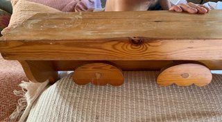 Estantería de madera con ganchos