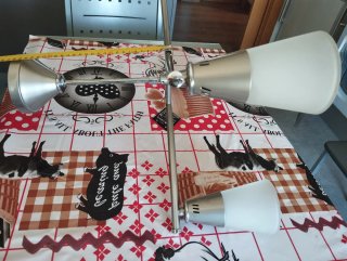 Lámpara de techo plateada y blanca