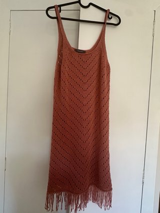 Vestido de punto rosa con flecos