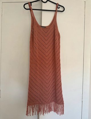 Vestido de punto rosa con flecos