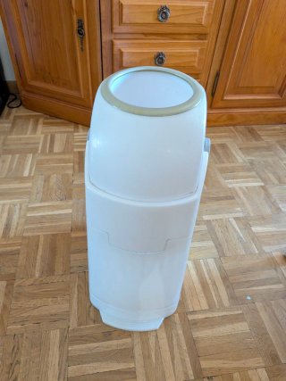 Contenedor de pañales blanco