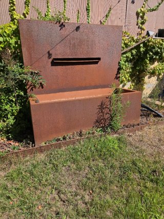 Fuente artesanal de metal y piedra