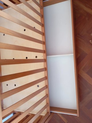 Cuna de madera con cajón
