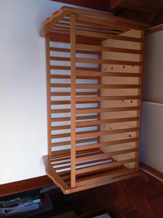 Cuna de madera con cajón