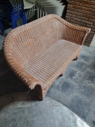 Sofá de mimbre con mesa auxiliar