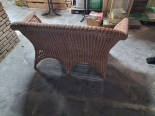 Sofá de mimbre con mesa auxiliar