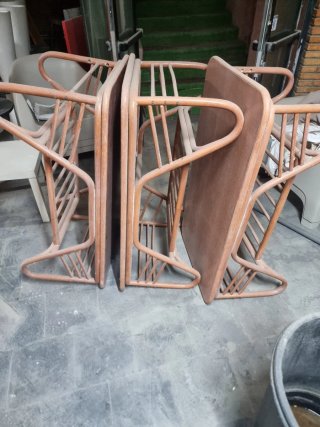 Sofá de mimbre con mesa auxiliar