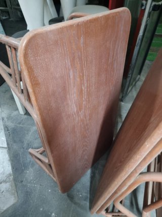 Sofá de mimbre con mesa auxiliar