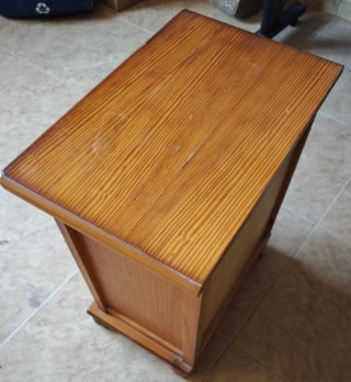 Mesita de noche de madera