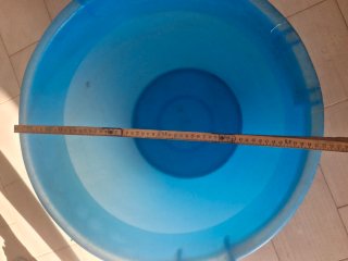 Mastello blu in plastica con manici