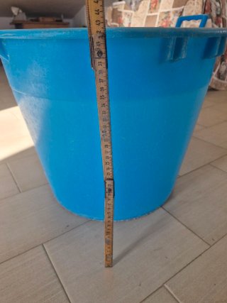 Mastello blu in plastica con manici