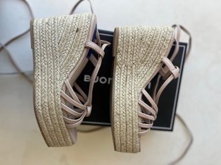 Sandalias cuña rosa atadas