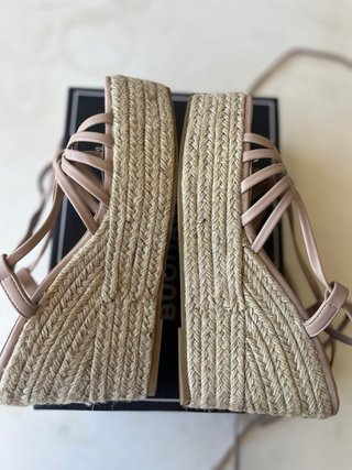 Sandalias cuña rosa atadas