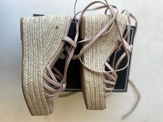 Sandalias cuña rosa atadas
