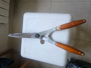 Cortasetos afilados con mangos de madera