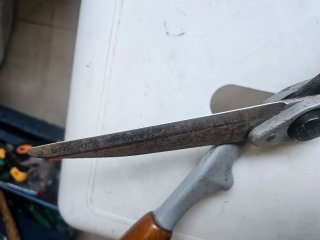 Cortasetos afilados con mangos de madera