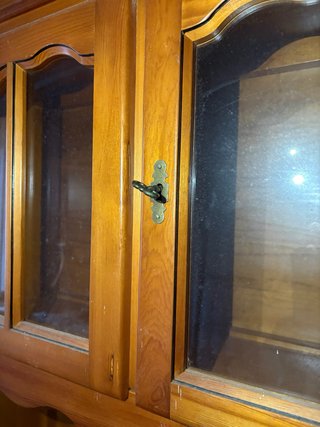 Alacena de madera de pino.