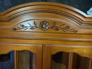 Alacena de madera de pino.