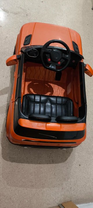 Coche eléctrico infantil naranja