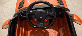 Coche eléctrico infantil naranja