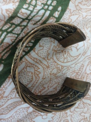 Pulsera dorada y verde trenzada