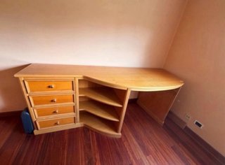 Escritorio de madera con cajones y estantes