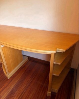 Escritorio de madera con cajones y estantes