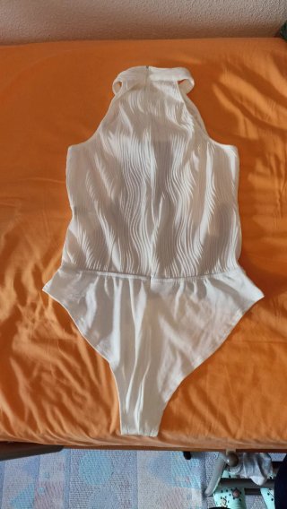 Body blanco elegante cuello halter