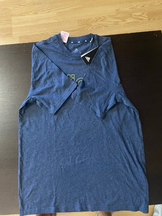 Camiseta Adidas azul con logo