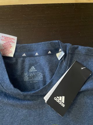 Camiseta Adidas azul con logo