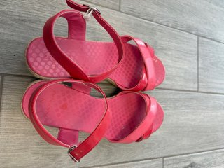 Sandalias NAF NAF rosas y rojas