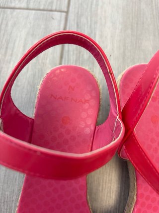 Sandalias NAF NAF rosas y rojas