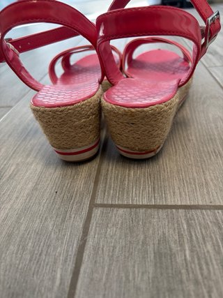 Sandalias NAF NAF rosas y rojas