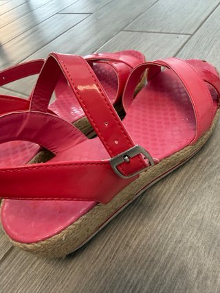 Sandalias NAF NAF rosas y rojas