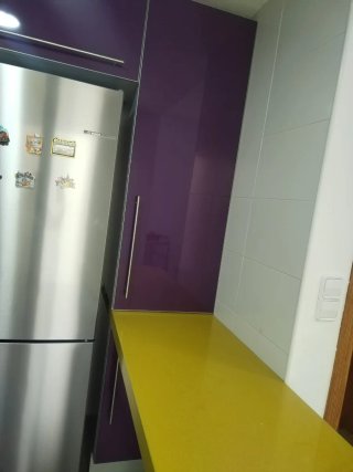 Cocina modular morada y amarilla