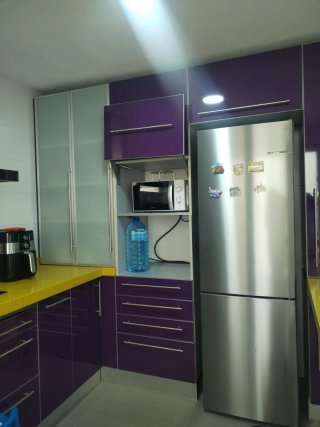 Cocina modular morada y amarilla