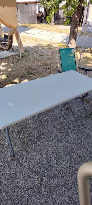 Mesa plegable de plástico y metal