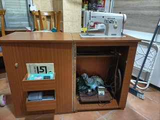 Maquina de coser con Mueble de madera con puerta y