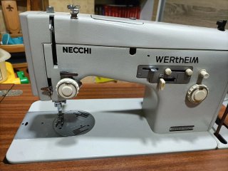 Maquina de coser con Mueble de madera con puerta y