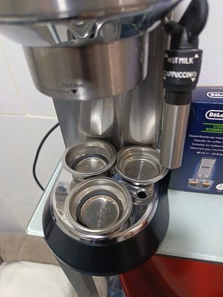 Cafetera DeLonghi Dedica EC685.M Plata